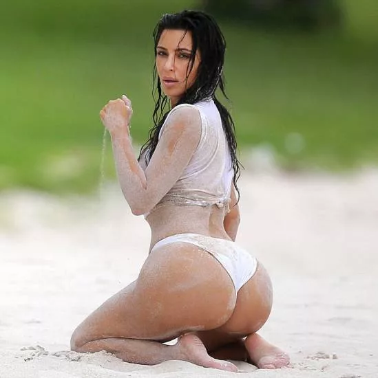 kim-kardashian-in-bikini-with-family-in-mexico-12