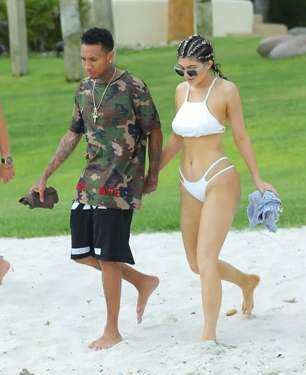 Kylie Jenner And Tyga First Time Holding Hands In Public